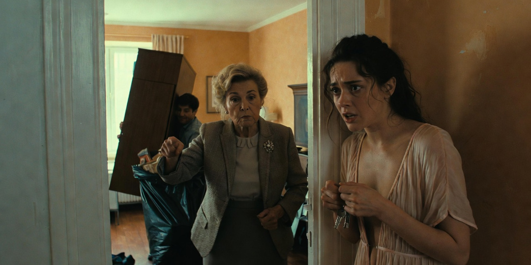 — Ваши вещи уже в спальне с эркером — сказал муж, и Соня впервые поняла, что три года молчала зря