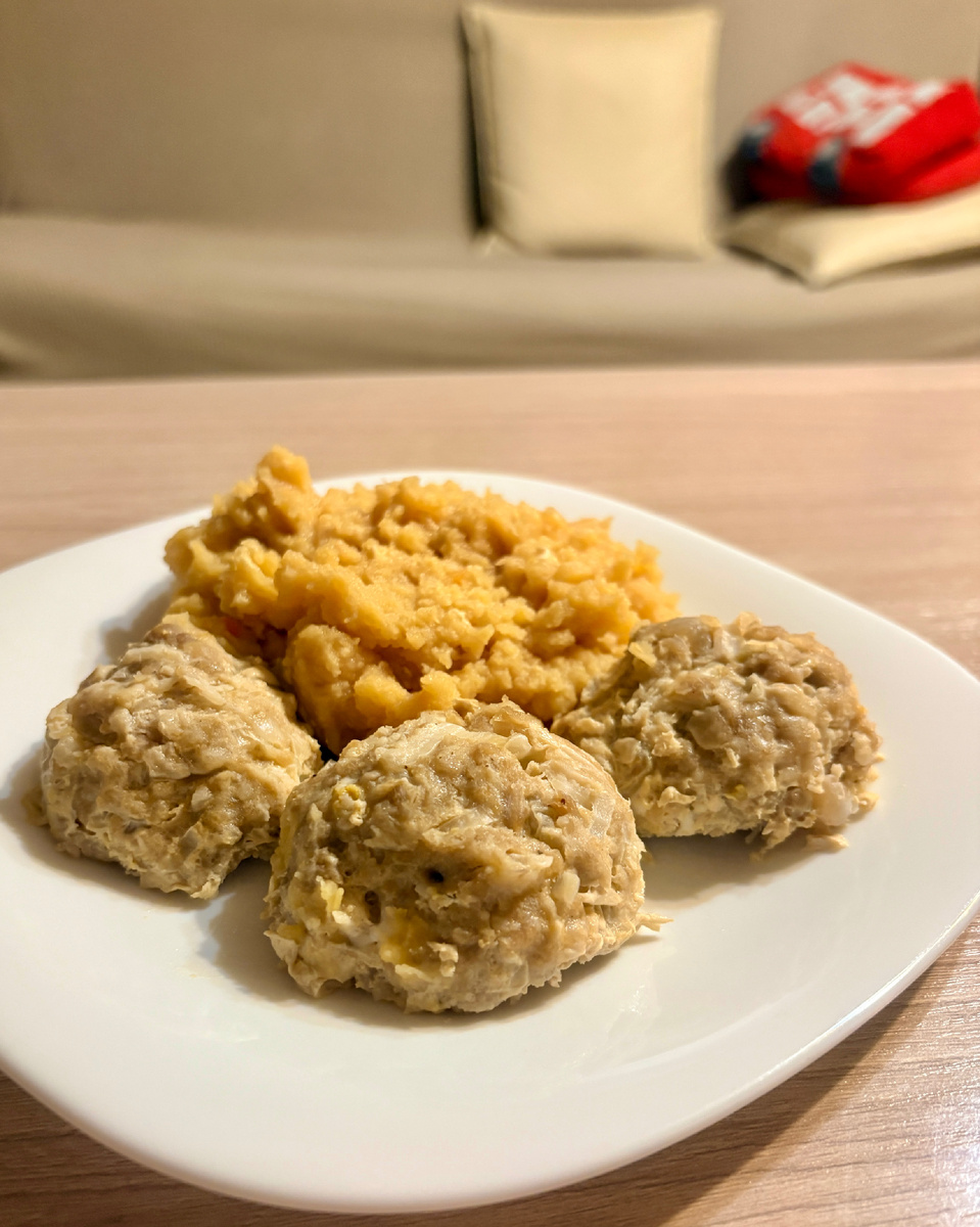 Горох и тефтельки с пекинской капустой на пару 