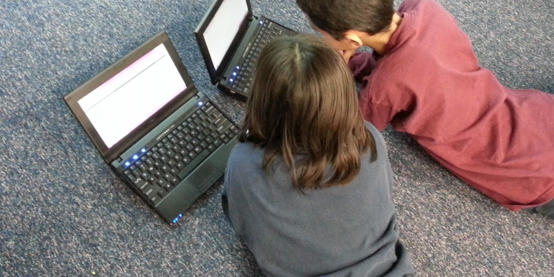 Министр Кравцов: нужно запретить детям пользоваться смартфонами