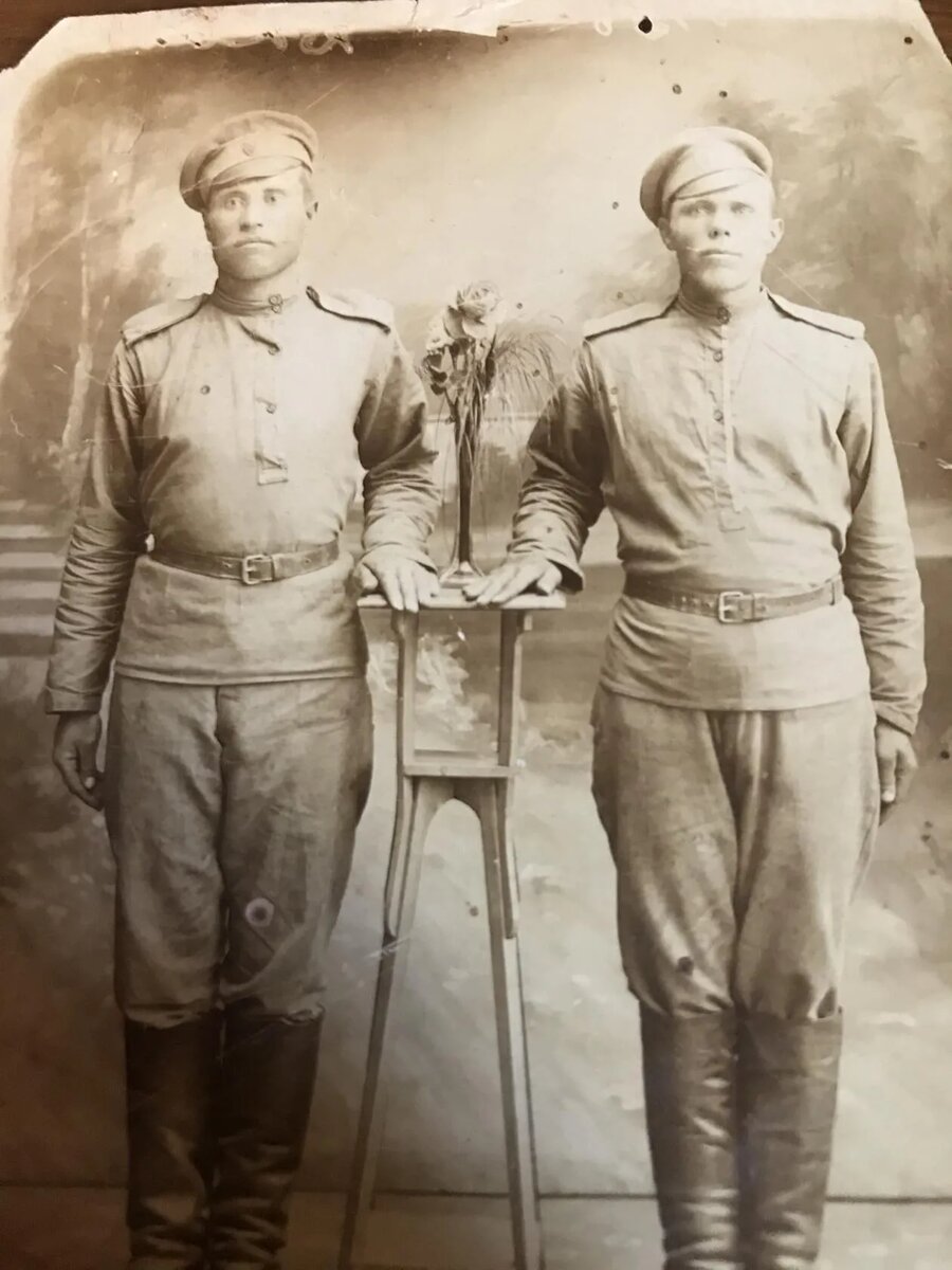 Нижние чины 12-го гренадерского Астраханского Императора Александра III полка. Справа - гренадер 13-й роты 12-го гренадерского Астраханского Императора Александра III полка Патрин Иван Кириллович, уроженец Самарской губернии. Слева его земляк и сослуживец Пчелинцев. Фото предоставил правнук гренадера Патрина Александр Патрин. Его прадед погиб 9 августа 1915 года в бою у деревни Суходолы (Беларусь). Однополчанину Пчелинцеву посчастливилось вернуться домой живым. С его правнуком - Пчелинцевым Александром другой правнук Александр Патрин сидели за одной партой.