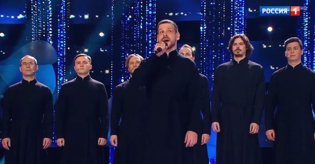 На сцене хор "Аксиос". Фото скрин шот. 