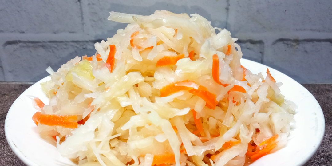 Почему опытные хозяева больше не солят капусту в бочках, а используют только банки. Квашеная капуста будет отменной