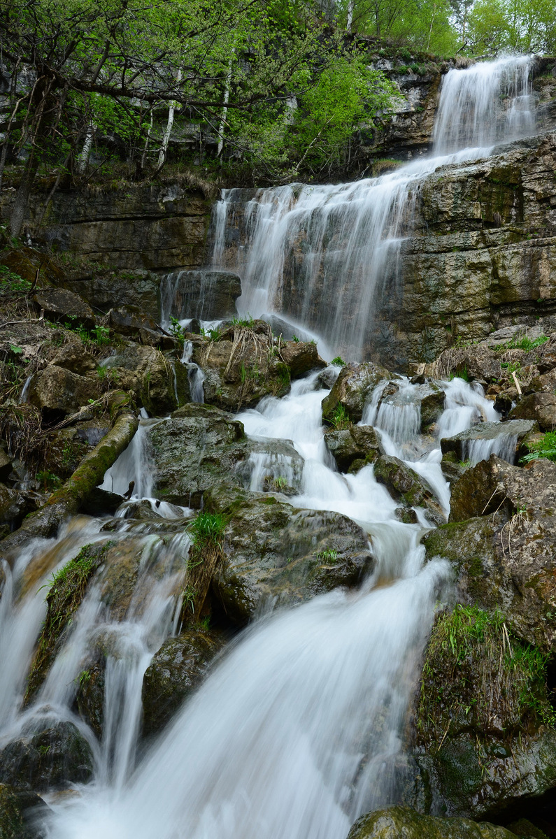 Куперлинский водопад, мечта многих путешественников. Воду из водопада можно пить, прямо ловя струи ртом, настолько она чистая и такая же ледяная. Фото: Андрей Кузьмин