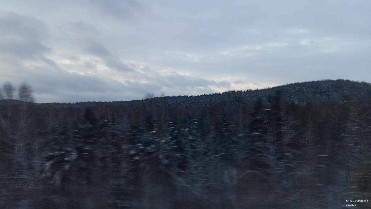 Южный борт Волчихинского каньона р.Чусовая – северный обрыв  Уфалейско-Ревдинского хребта. Вид с севрного борта каньона – южного склона горного массива Волчиха - Магнитные горы перед 1618 км жд. ветки Казань - Екатеринбург.