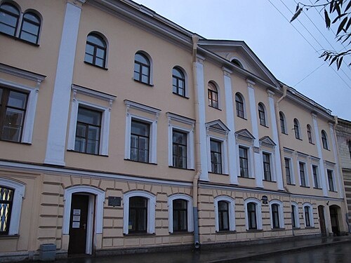 Дом №105 по набережной канала Грибоедова, где с 1920 по 1934 год жил поэт и прозаик Константин Вагинов (Вагенгейм) 