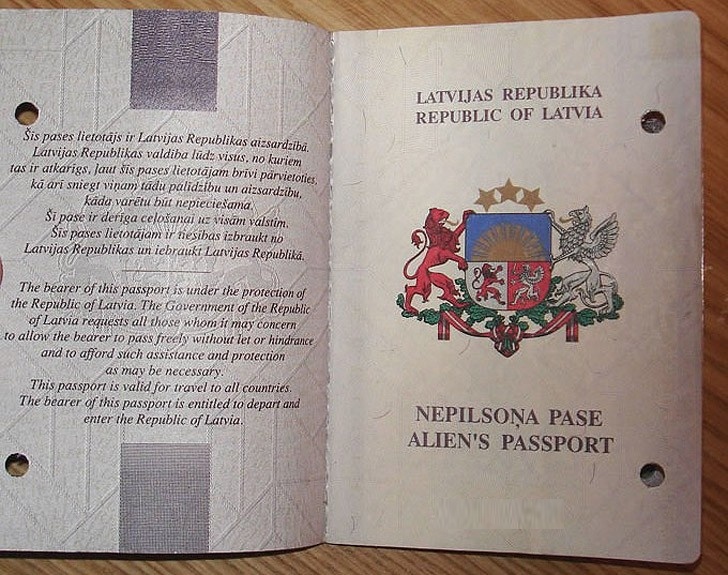 Печально известный паспорт "негра" Латвии. Фото из архива "7 секретов"