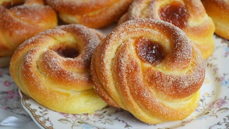 Булочки с повидлом из дрожжевого теста: Рецепт, который пахнет бабушкиной кухней. Пышные, мягкие, с секретом!