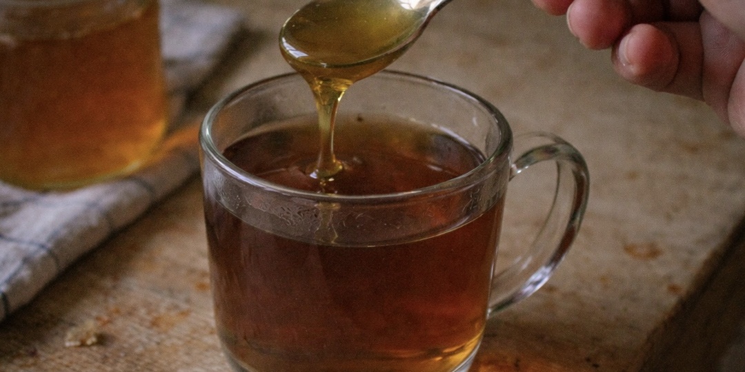 Годами портил дорогой мёд, добавляя его в чай: ошибка, которую совершают почти все