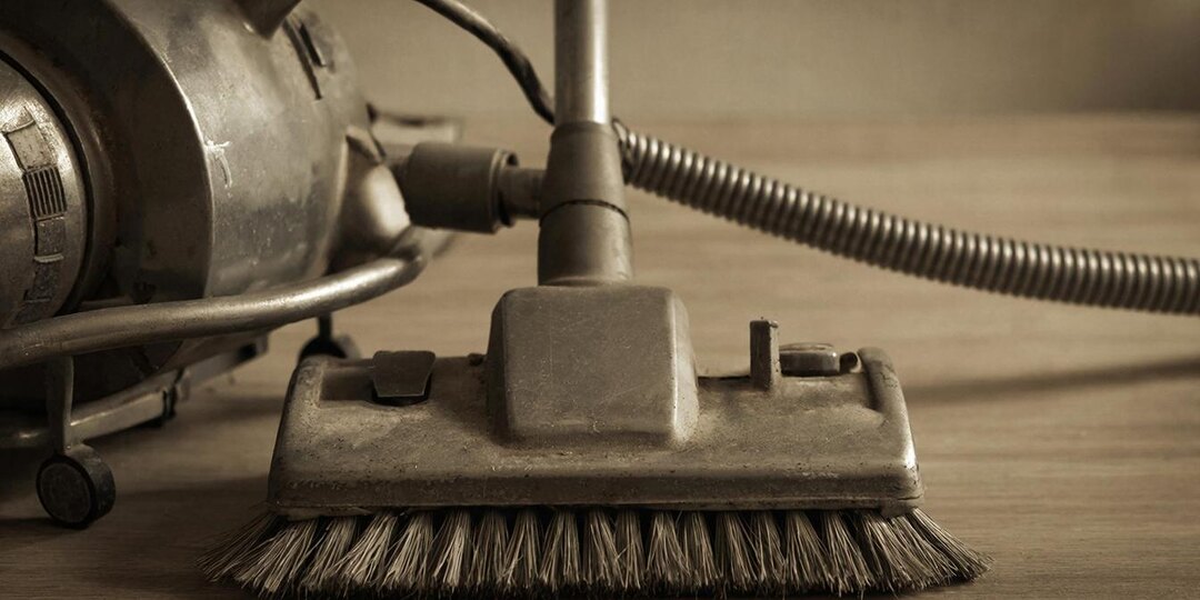 Женщины придумали опасный способ омоложения с помощью пылесоса