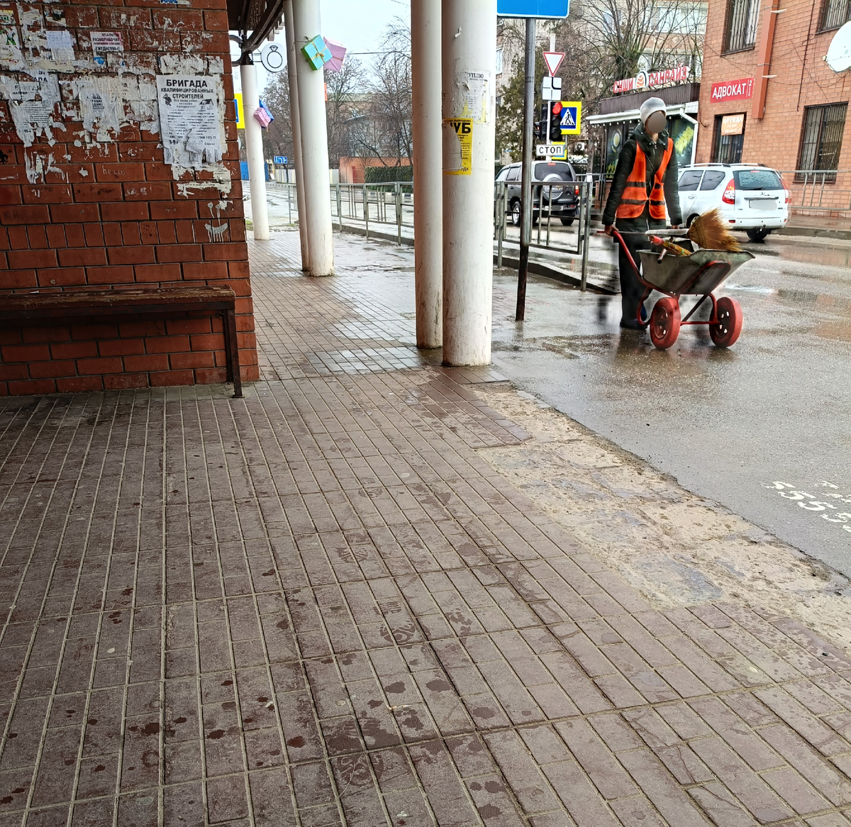 С этого места много лет подряд я уезжала с работы домой. Мы тогда жили в доме недалеко от родителей. Эта остановка самая большая в посёлке, в ней иногда ночевали бомжи.. Память услужливо даёт почувствовать грусть и радость одновременно. Хорошо, что теперь я здесь лишь ситуационно, а моя работа осталась в далёком прошлом - ровно 20 лет назад, в марте 2006-го года, я уволилась, и как оказалось, навсегда..