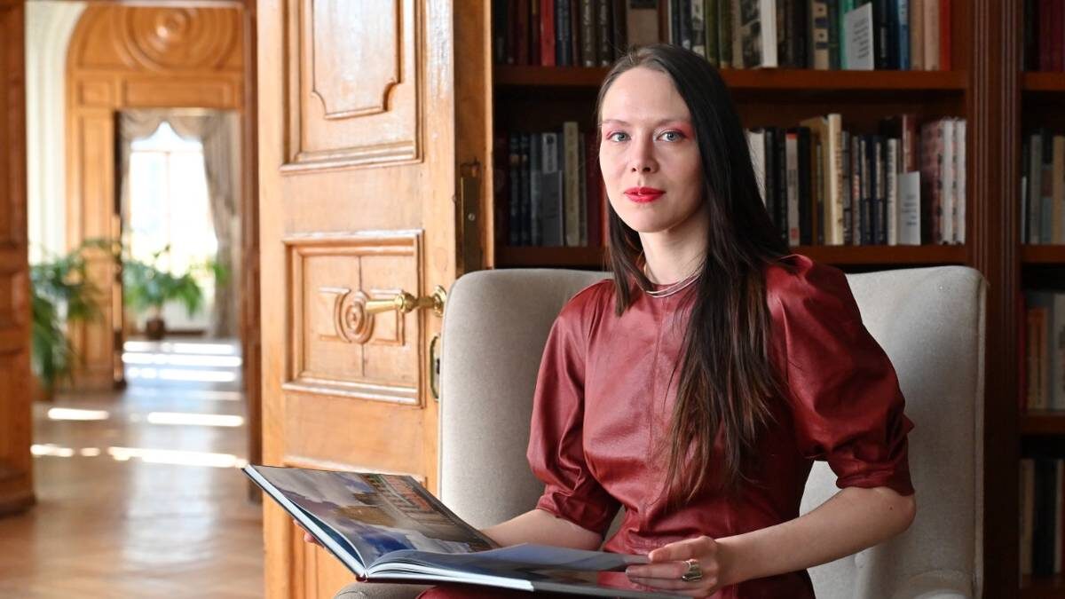    Менеджер отдела специальных проектов Библиотеки-читальни имени А. С. Пушкина Елизавета Круглова в зале истории и краеведения / Фото: Александр Кочубей / Вечерняя Москва