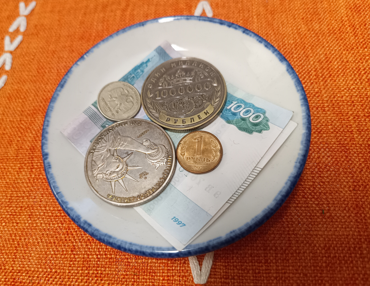 Монета – материя экономики, но при этом по своему оформлению – явно политическая вещь