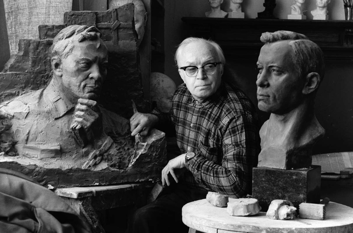 Народный художник Татарской АССР Садри Салахович Ахун работает над скульптурными портретами поэта Мусы Джалиля. Фото: Юрий Иванов/РИА Новости