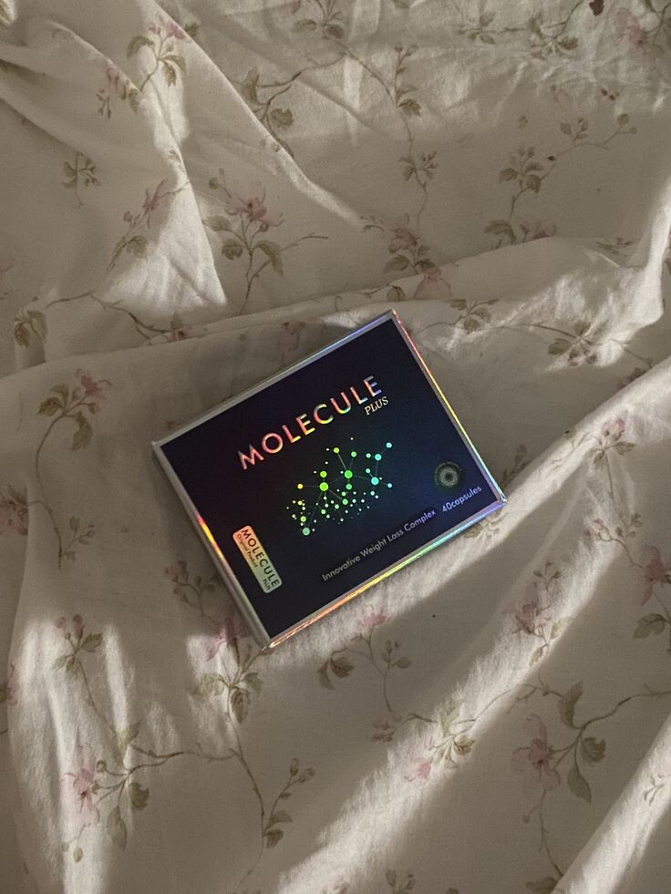 Молекула» — это биологически активная добавка (БАД), которая позиционировалась как средство для похудения. Она получила популярность в 2025 году, особенно среди подростков, благодаря видео в TikTok, где пользователи делились результатами снижения веса после её приёма.