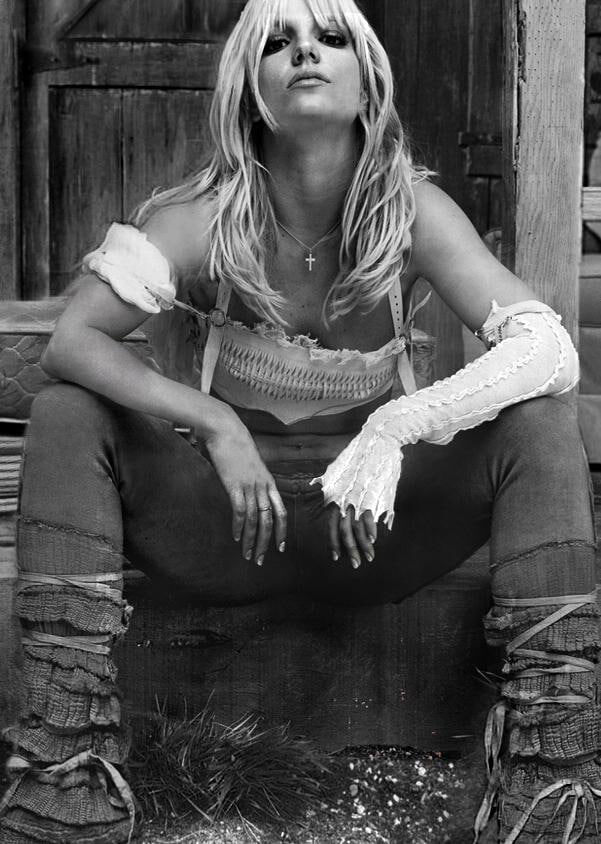 белый топ для обложки альбома Britney | фотограф Стивен Кляйн