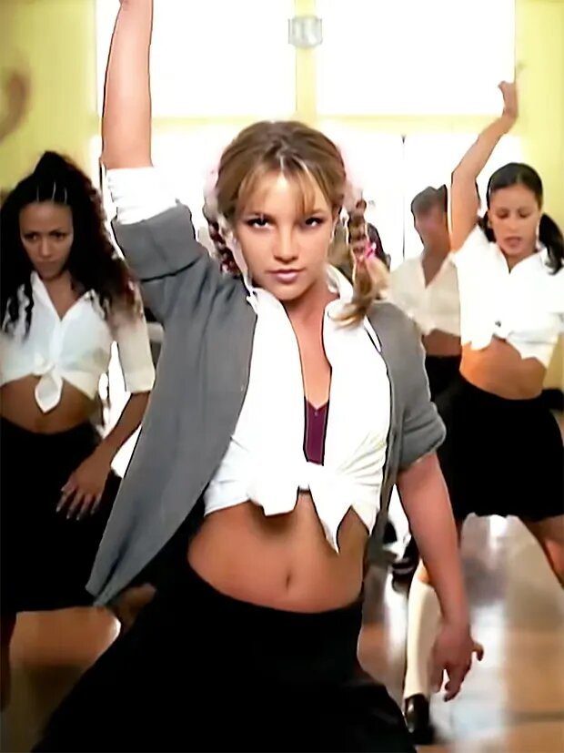 Образ Бритни Спирс в музыкальном видео 1998 года Baby One More Time 