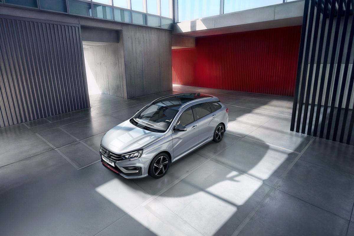    Экстерьер "заряженной" Lada Vesta включает аэродинамический обвес для устойчивости на высоких скоростях. / Пресс-служба АвтоВАЗа