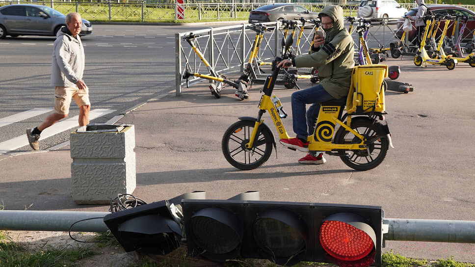 На фоне запретов и ограничений растут издержки компаний, зарплаты курьеров (с июля на 20–25%), а следовательно увеличивается стоимость доставки.📷Фото: Полина Пучкова / Коммерсантъ