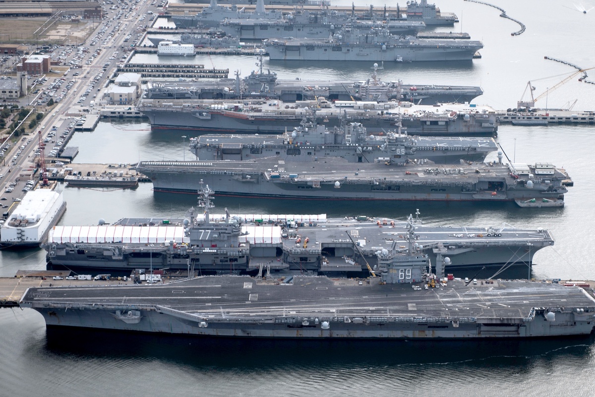    Авианосцы USS Dwight D. Eisenhower (CVN 69), USS George H.W. Bush (CVN 77), USS Enterprise (CVN 65), USS Harry S. Truman (CVN 75) и USS Abraham Lincoln (CVN 72) &/Hum Images/Universal Images Group via Getty Images