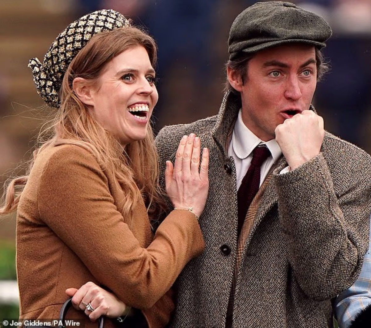 Принцесса Беатрис и Эдоардо Мапелли Моцци на скачках в Челтнеме. Когда Эдо женился на Беатрис в 2020 году, ни она, ни ее сестра не были чужды скандальным заголовкам, которые их родители создавали на протяжении многих десятилетий, пишет Надин Доррис.