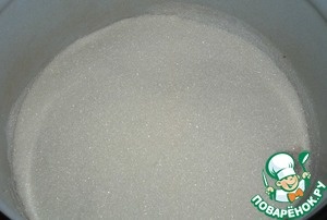 - Клубнику перебираем (нужна цельная ягода), избавляемся от зеленых хвостиков. Промываем ягоды, и оставляем на сите пока вся вода не стечет.
- Перекладываем в емкость (таз, кастрюля) засыпаем сахаром. Оставляем на 6-8 часов, пока ягоды не пустят сок. Я всегда оставляю на ночь, так удобнее.