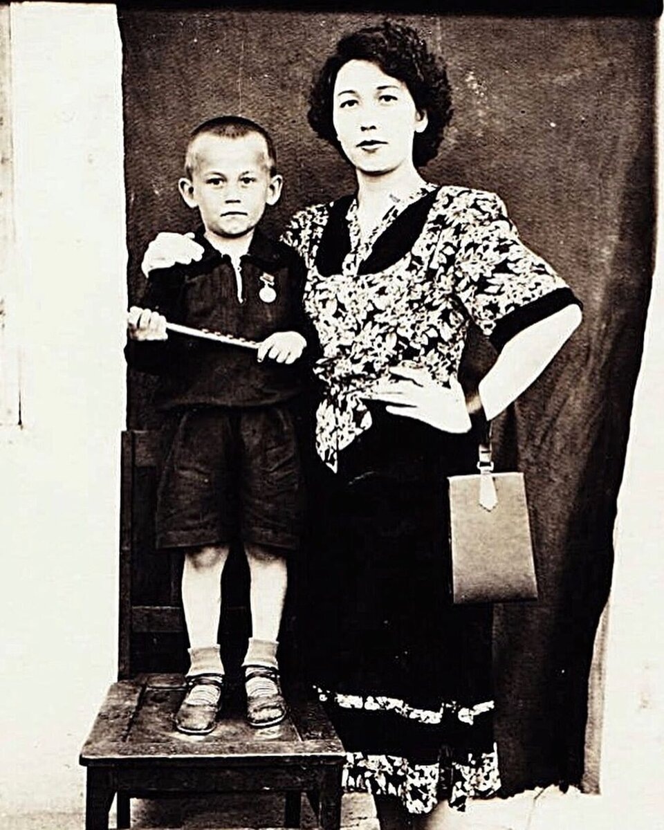 маленький Саша с мамой