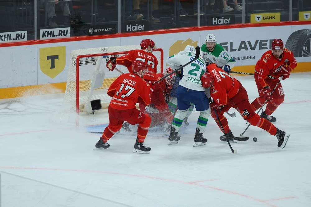    Игроки "Автомобилиста" (в темном) четко сыграли в обороне и сохранили свои ворота "сухими". / Татьяна Андреева