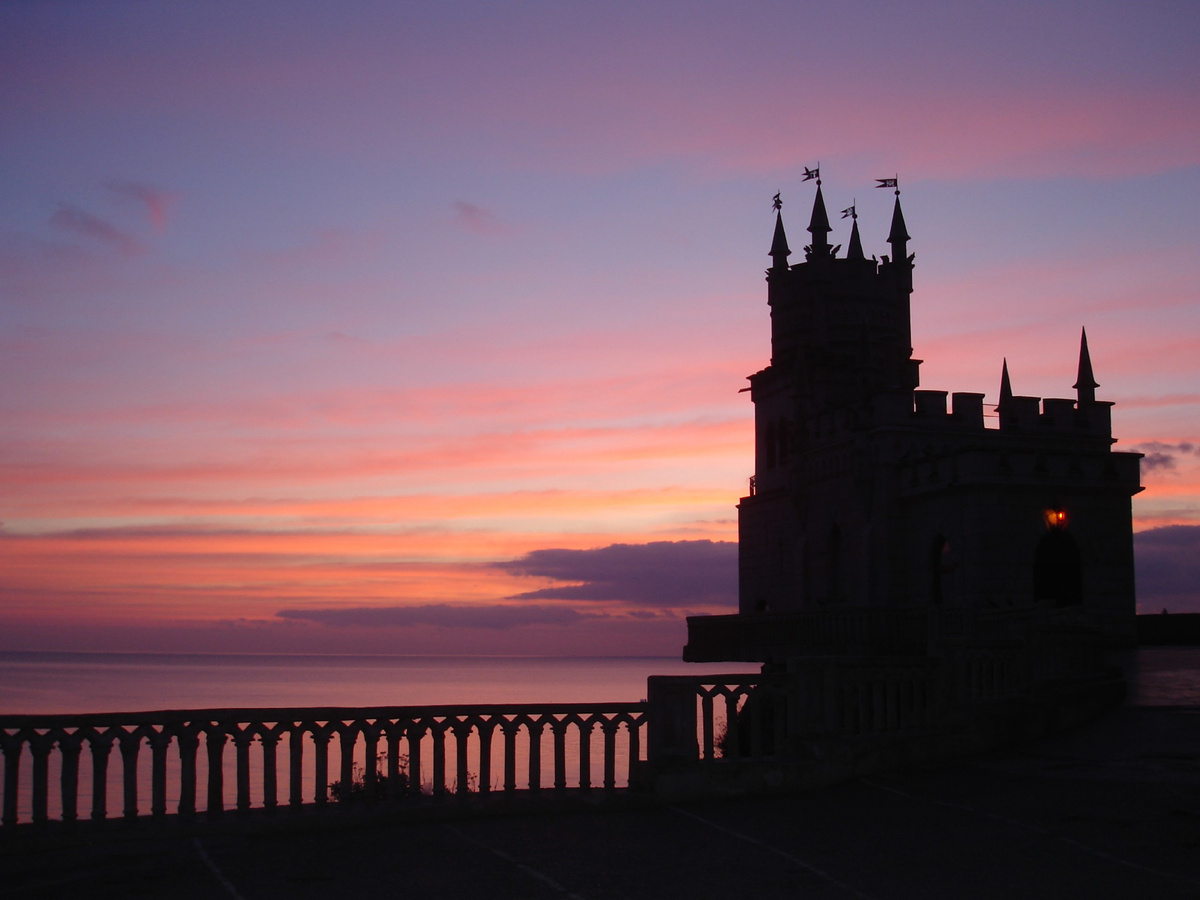 Фото автора. Замок перед восходом солнца
