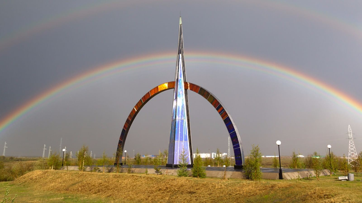 фото взяла тут: https://www.culture.ru/institutes/29289/stela-polyarnyi-krug