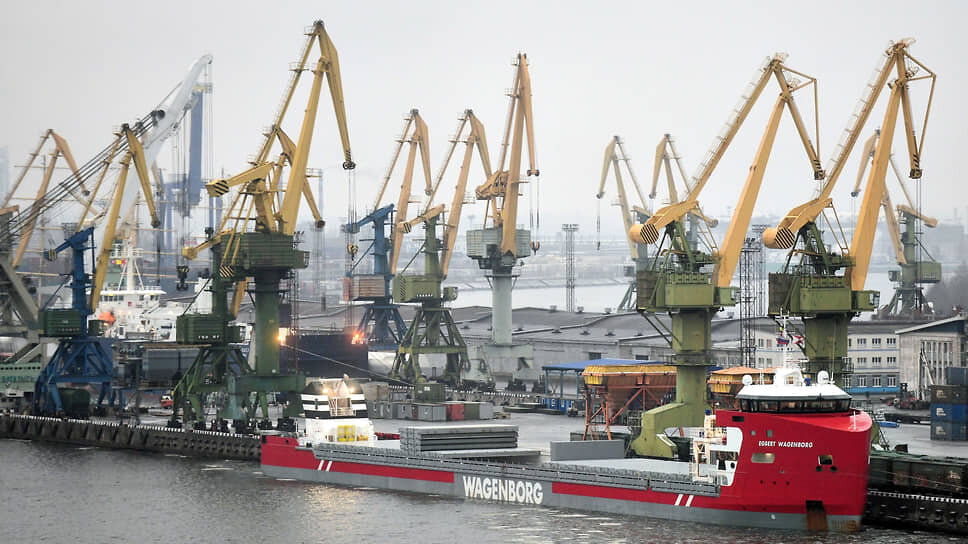 Прежде запрет перевалки селитры в границах Петербурга вводили в 2024 году. Как рассказывал источник “Ъ”, знакомый с ситуацией, речь шла об объемах около 3 млн тонн в год, что для порта, потерявшего торговые операции с Европой, был довольно ощутимый удар.📷Фото: Александр Коряков / Коммерсантъ