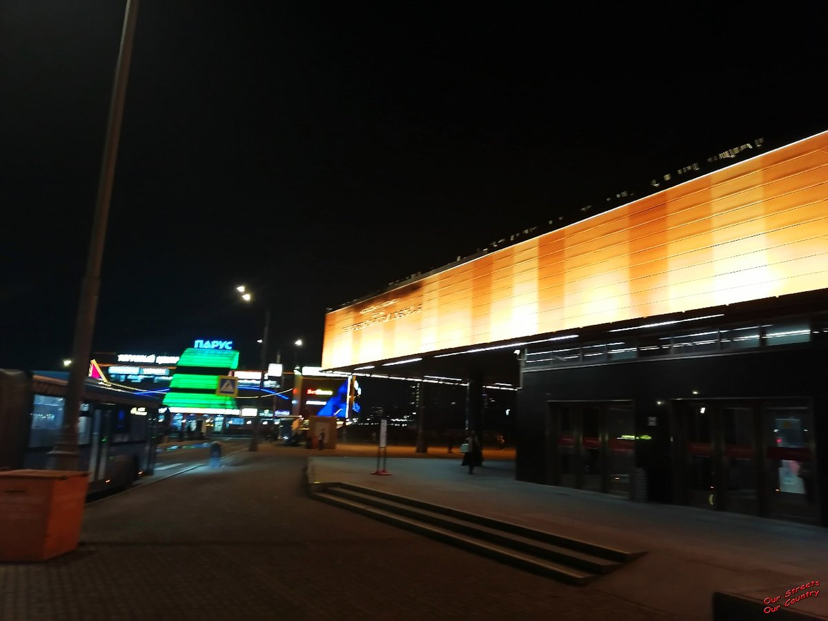 Вход в метро и ТРЦ Парус.