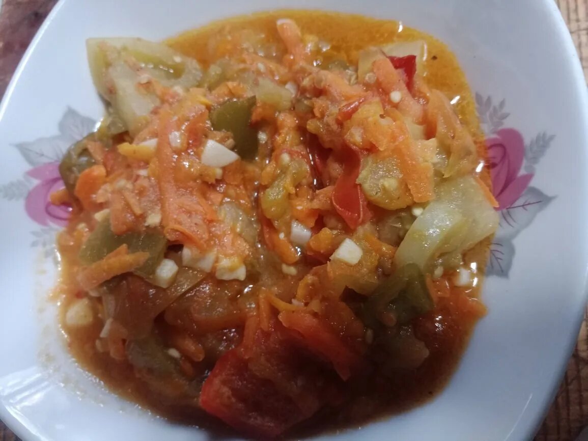 Салат может выглядеть по разному в зависимости от исходных продуктов.