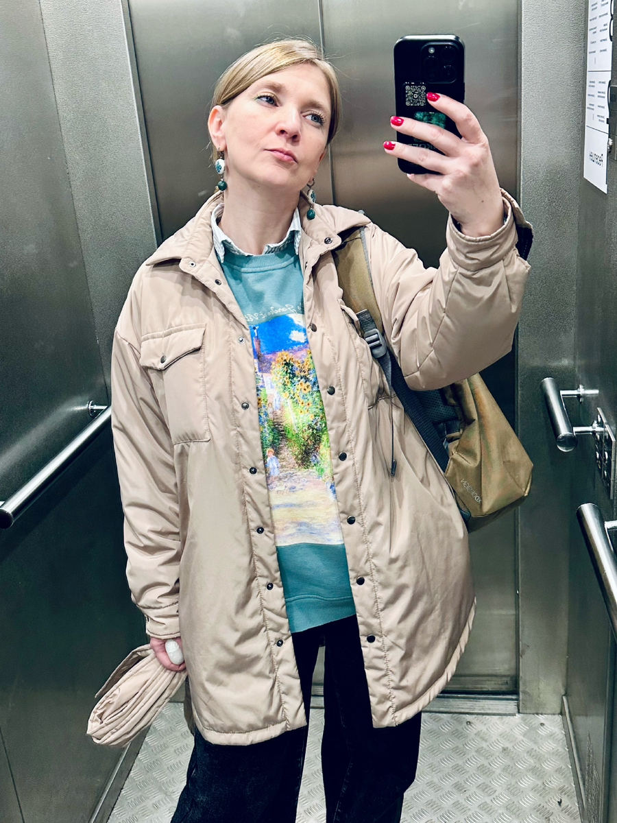 Эт я в лифте, еду на работу, чтобы зарабатывать свои баллы.