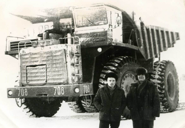 Фото автора. 80 годы двадцатого века. Карьер трубки "Сытыканская". Коля, Вася и БелАЗ–549.