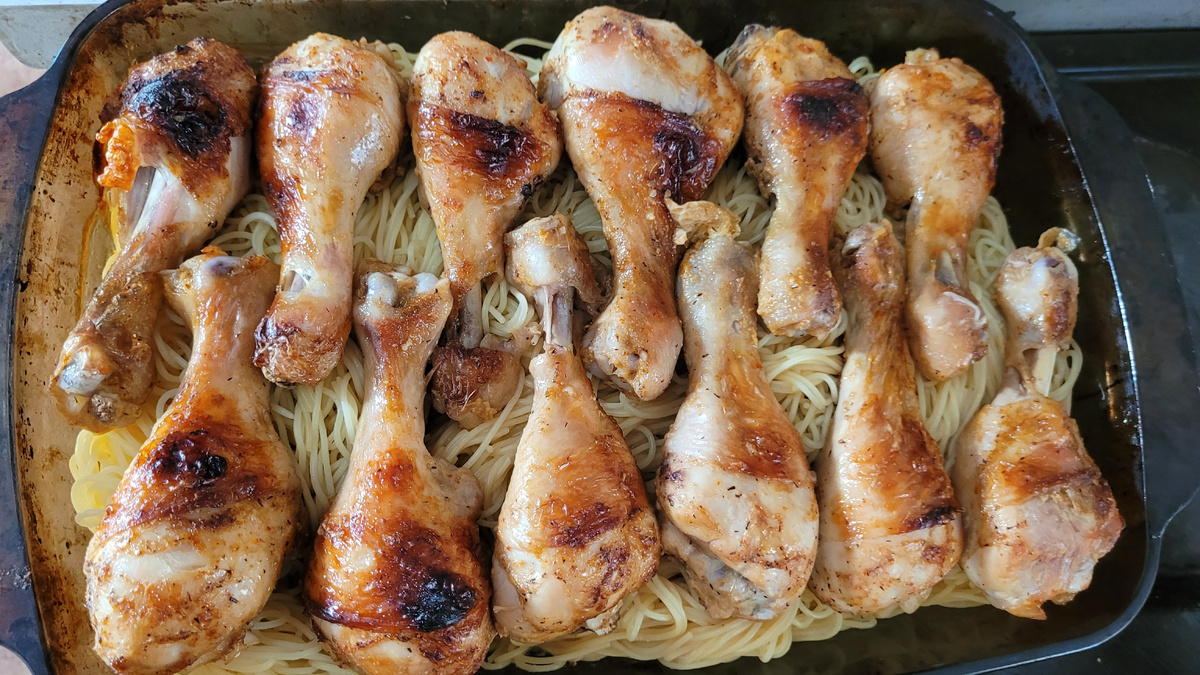 Курица и спагетти.