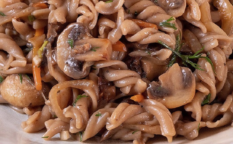 Макароны с грибами: самый быстрый и сытный рецепт для тех, кто хочет постный обед без лишней суеты