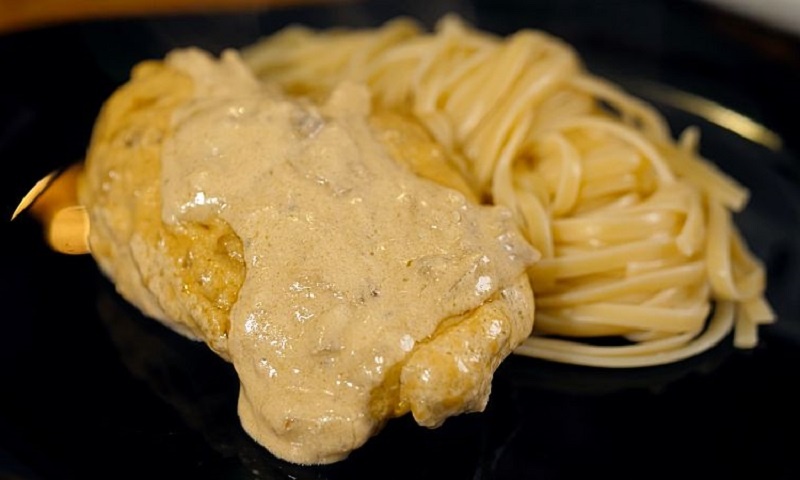 Сочная курица в грибном соусе: идеальный ужин за полчаса и никаких лишних хлопот 