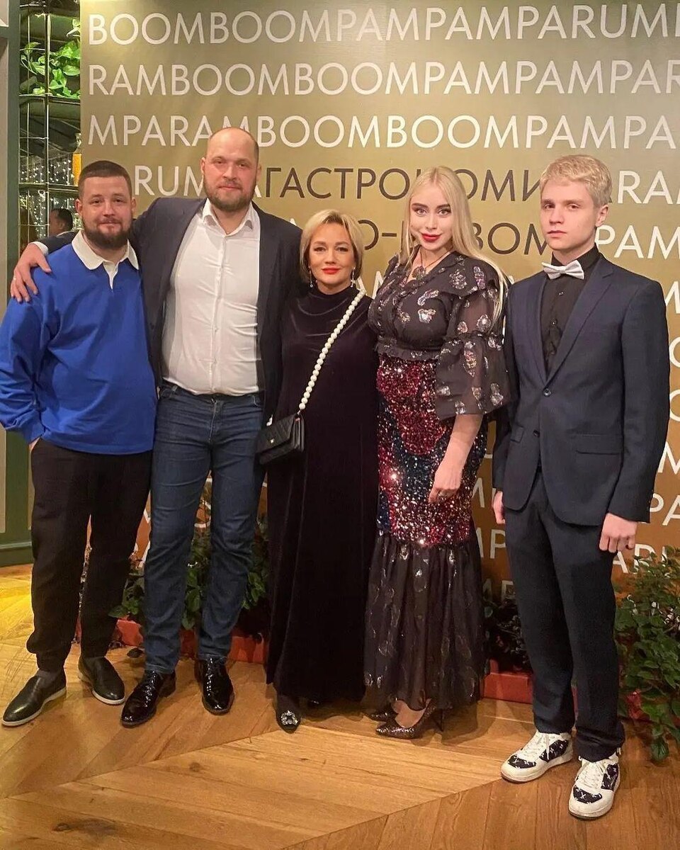 33-летний Александр (слева на фото), Никита - справа