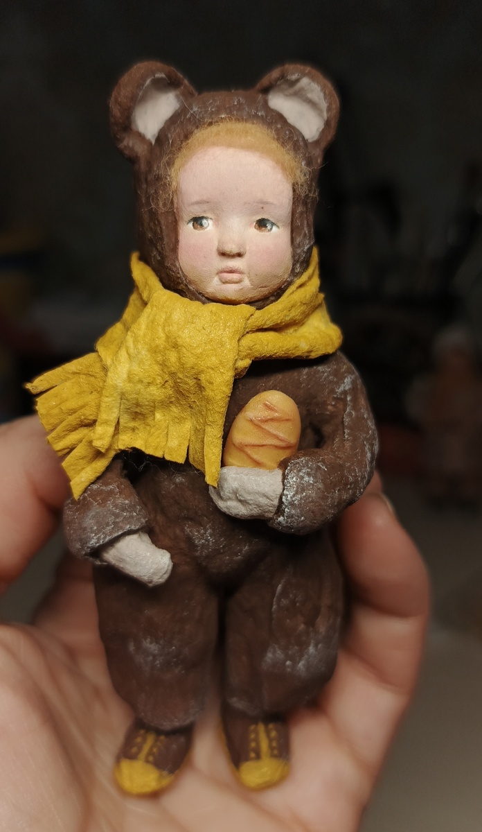 Ребёнок-медвежонок. С булочкой. 🥯