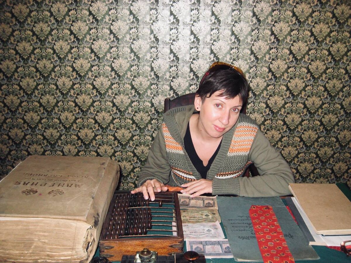 Архивное фото. Молодой автор учится считать налоговый вычет.