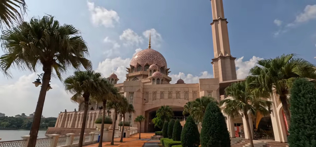 Розовая мечеть Masjid Putra. Путраджайя
