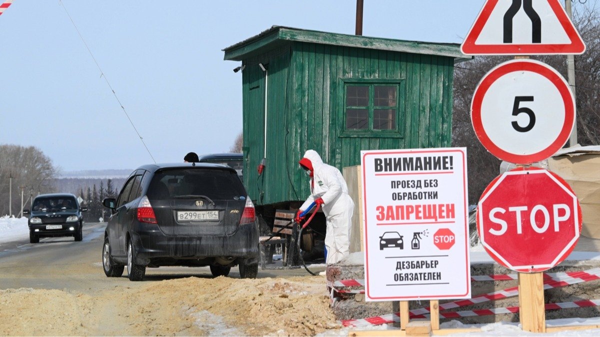 Дезинфекция автомобиля в селе Верх-Ирмень во время карантина, Новосибирская область, 17 марта 2026 года. 