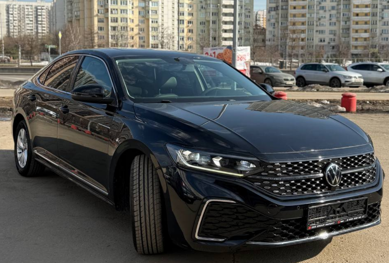 Длина - 5 метров, ресурс - 300 тысяч км и 9 секунд до "сотки". Привезли VW Passat из Китая за 2 млн рублей "под ключ". Почему так дешево?