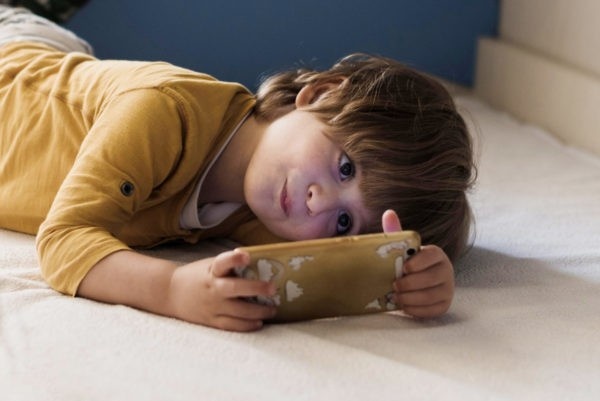 Минпросвещения обсуждает запрет смартфонов для детей