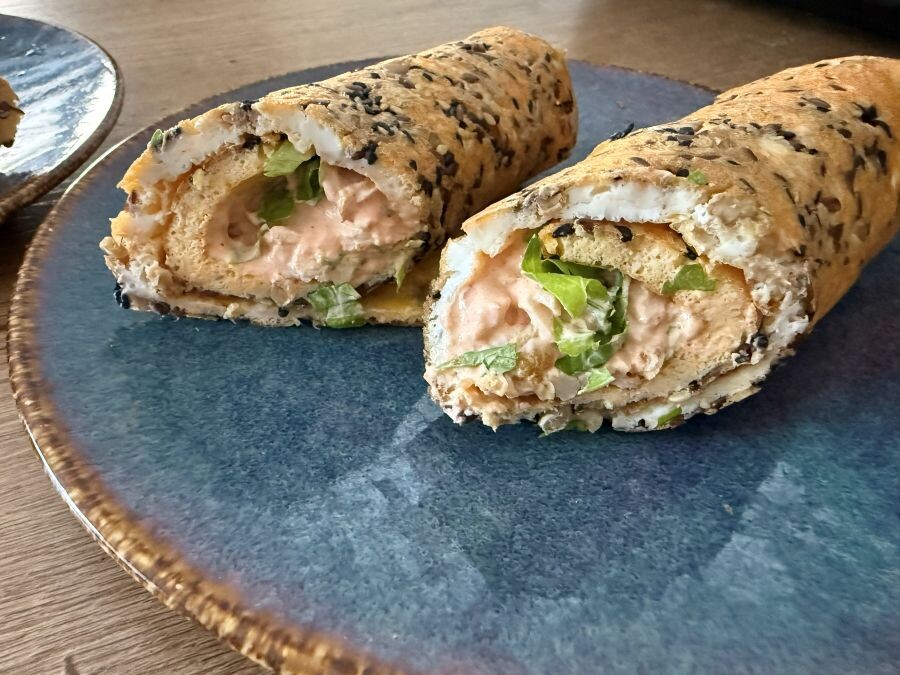 яичный ролл с курицей в соусое