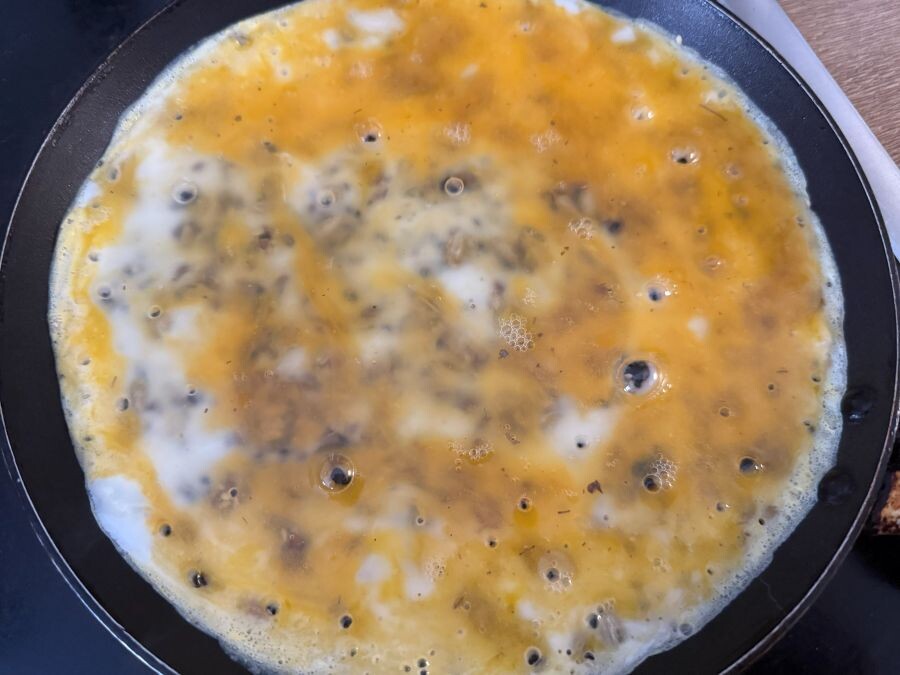 яично-сырный блин с припеком из семян