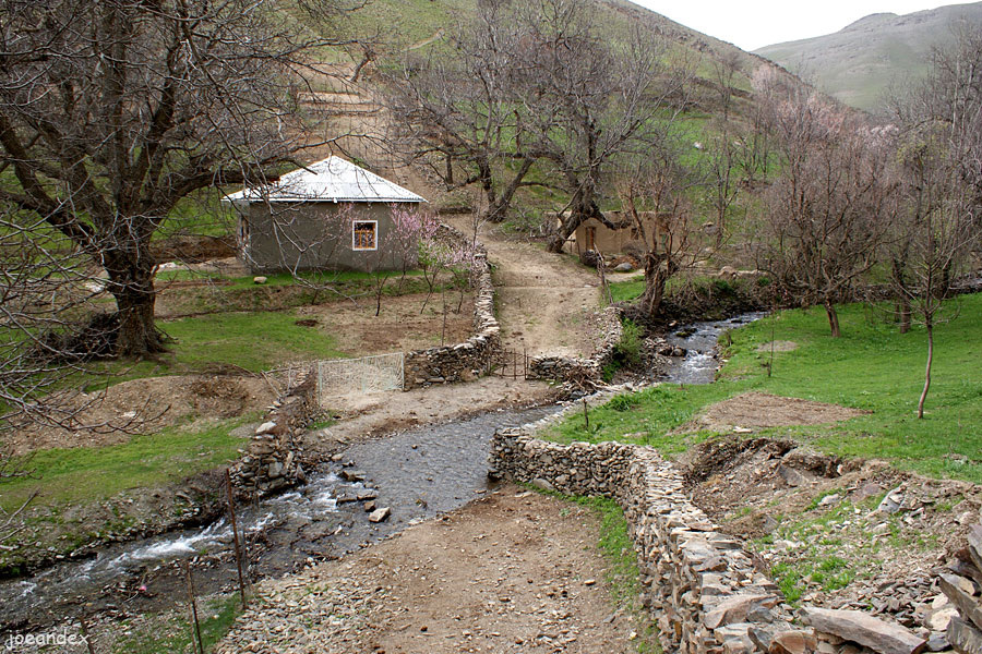 Живописный кишлак Ухум в Нуратинских горах. Здесь вы встретите каменные дома