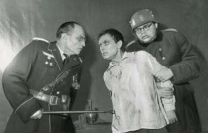 Фотография. Сцена из спектакля: допрос, в ц. Саша Чекалин - О. Потоцкий. «В шестнадцать мальчишеских лет» (пост. Н. Аноев, худ. А. Лукьянов) // Тула, Областной ТЮЗ. ФГБУК «Государственный центральный театральный музей имени А.А. Бахрушина»