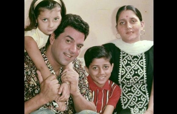 Дхармендра с первой женой и сыновьями 