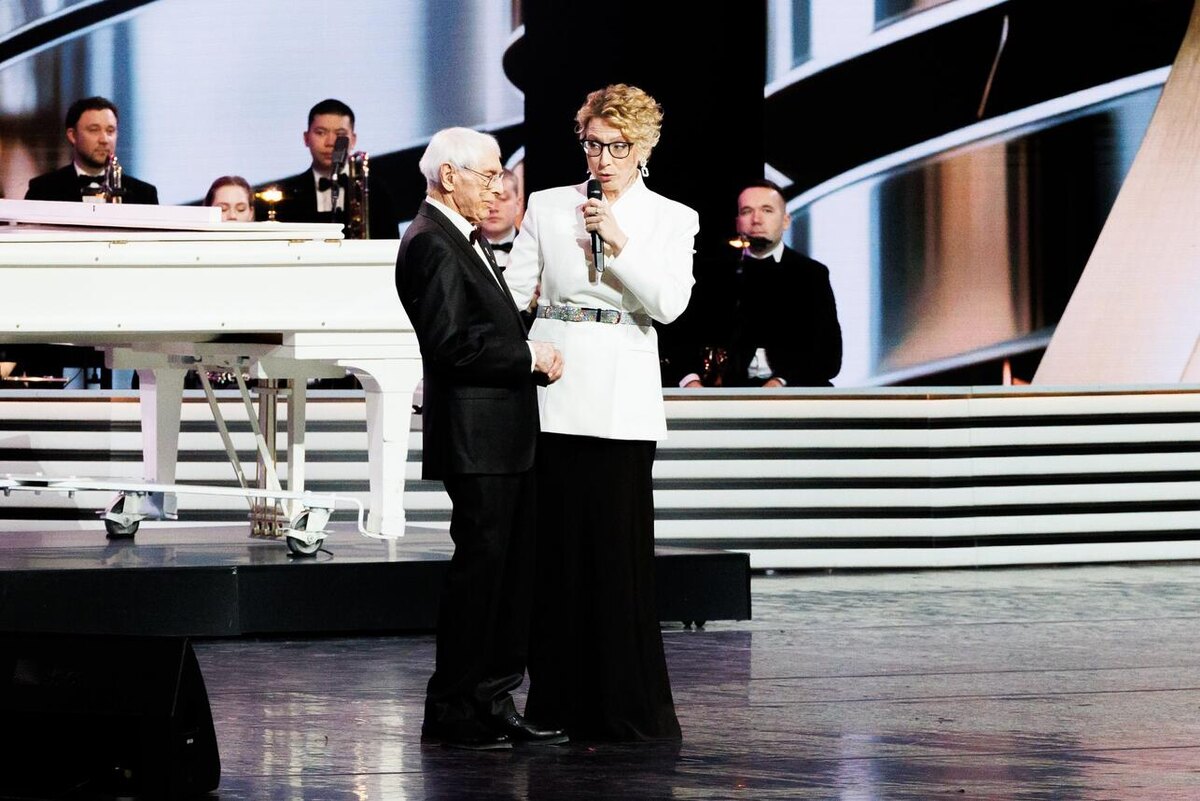    Александр Зацепин с ведущей концерта Яной Чуриковой Александр Салов